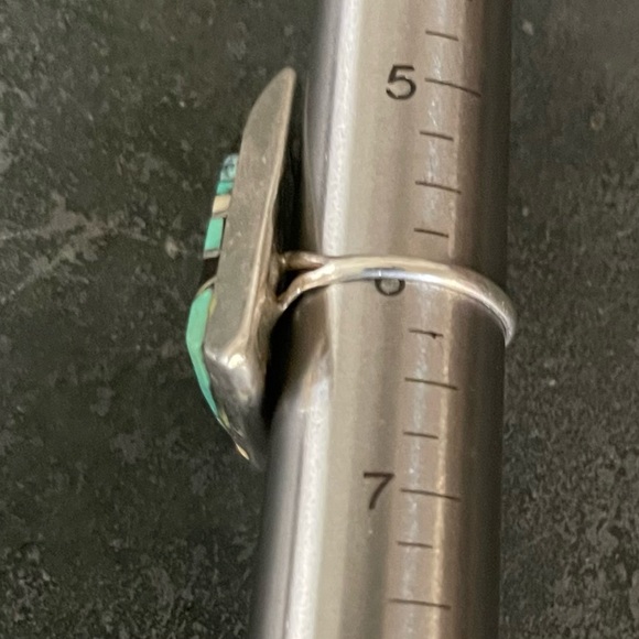 Vintage Zuni Inlaid Black Onyx and Turquoise Ring in a size 6 - Picture 4 of 5